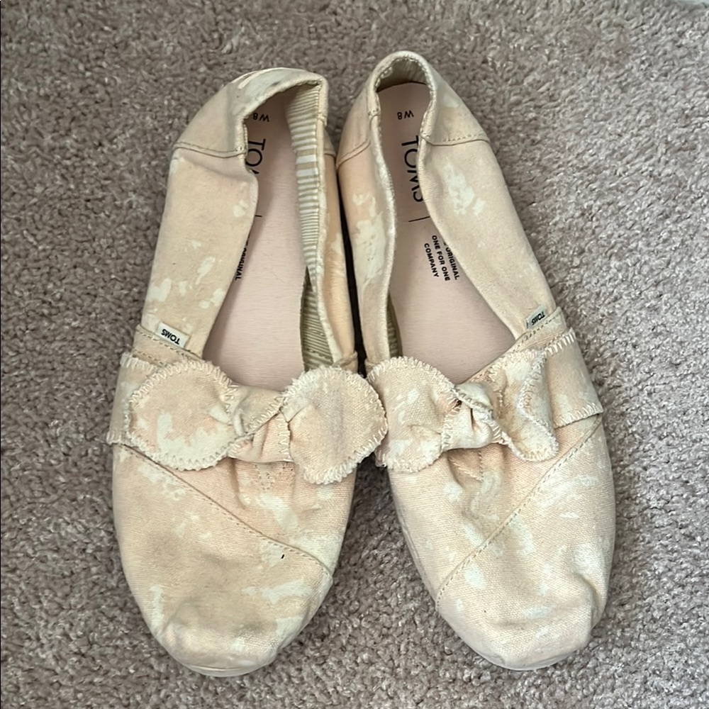 Tom’s Peach & Cream Ballet Flats with Bow Detail size 8 (fits smaller 7.5)